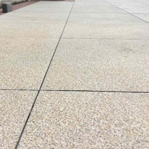 酒泉 黄金麻花岗岩石板材荔枝面地面铺装效果
