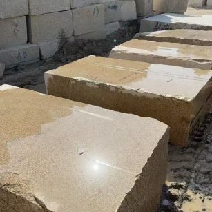 酒泉 黄金麻方料堆场洗料分选中，原材料充足