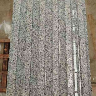 酒泉 芝麻白花岗岩荔枝面雕刻盲道，盲条