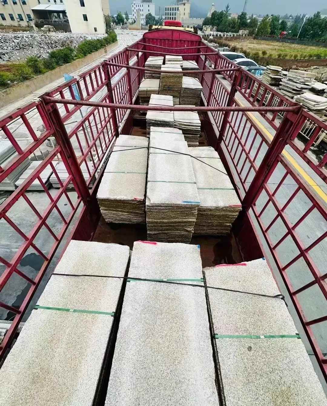 酒泉 黄金麻花岗岩荔枝面，光面毛板装车完成