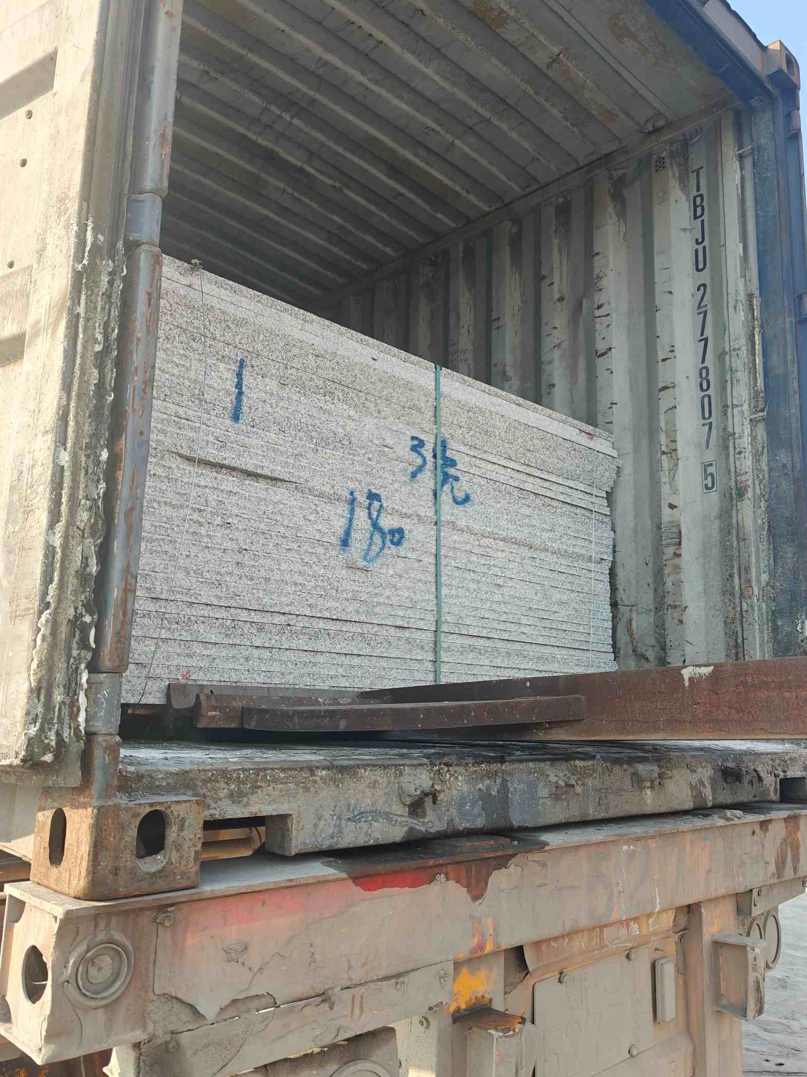 酒泉 芝麻白花岗岩石材3.0公分光面毛板装柜出货