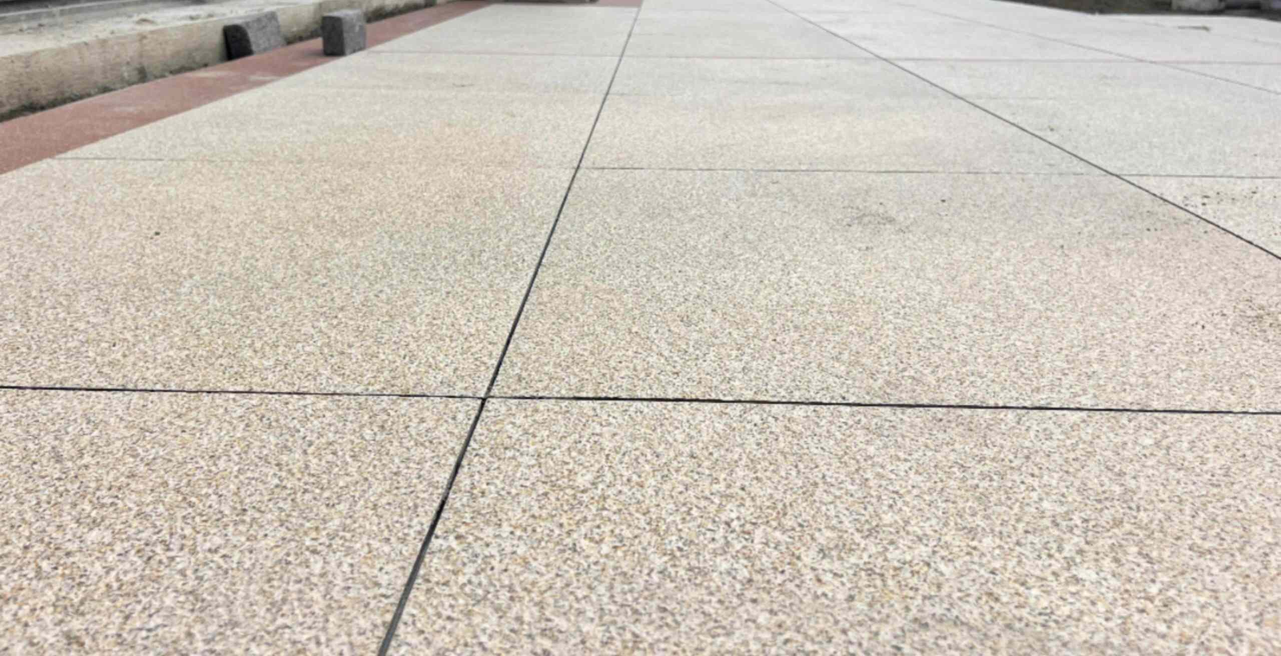 酒泉 黄金麻花岗岩石板材荔枝面地面铺装效果