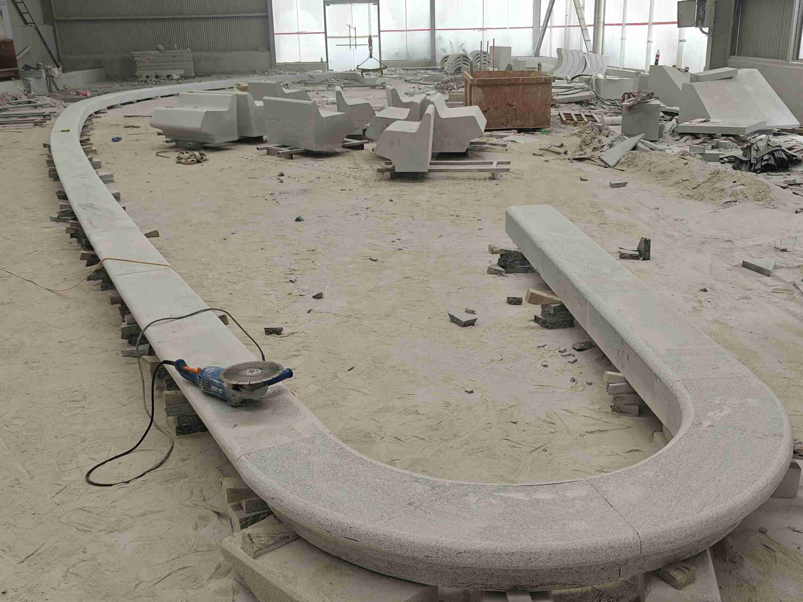 酒泉 芝麻白花岗岩弧形花坛石，坐凳石