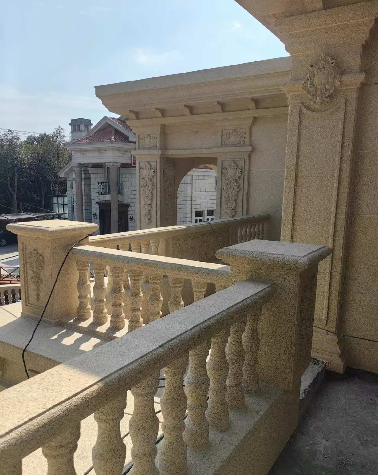 酒泉 黄金麻别墅外墙干挂雕花配合阳台栏杆花瓶柱