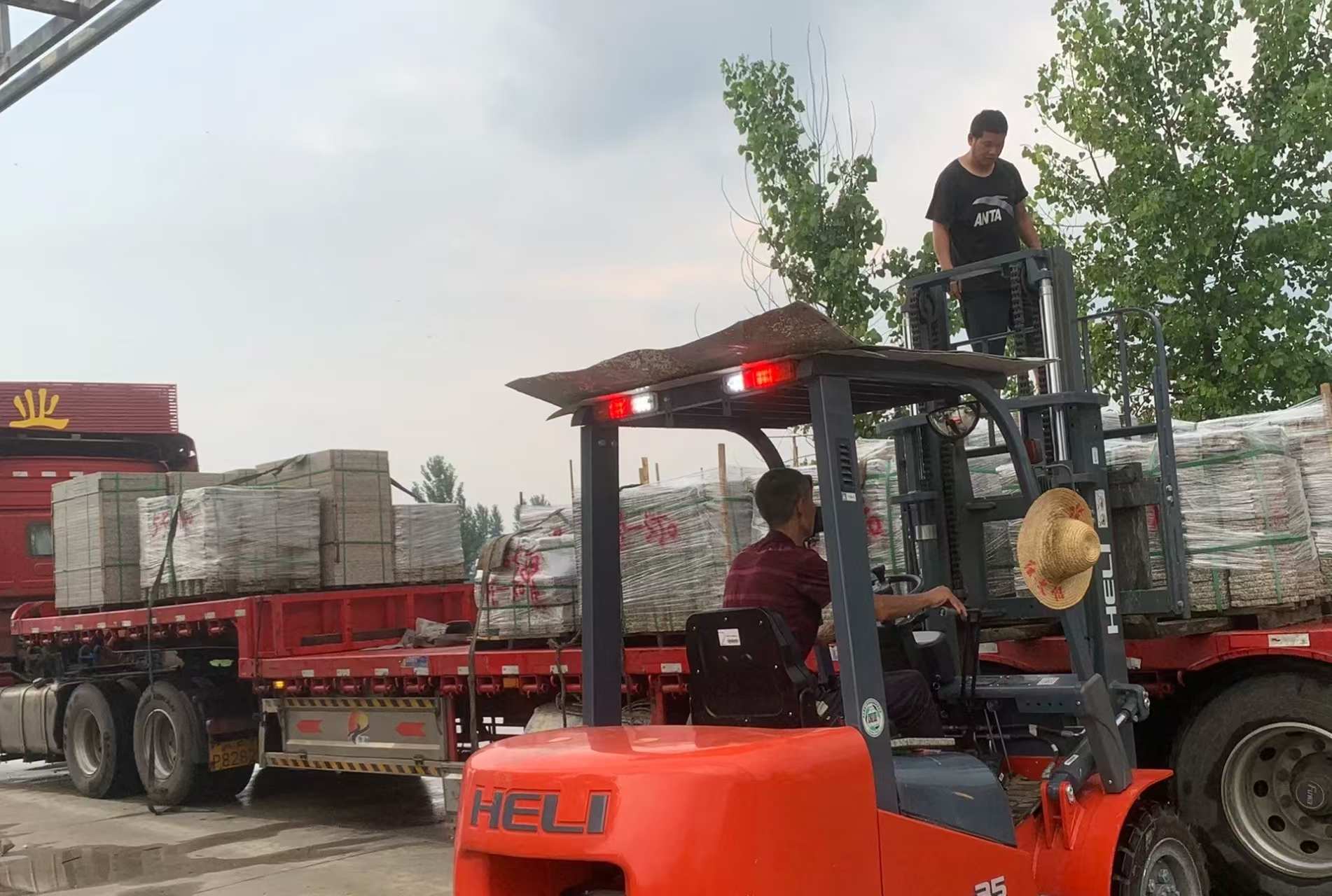 酒泉 黄金麻冰裂纹，地铺石装车