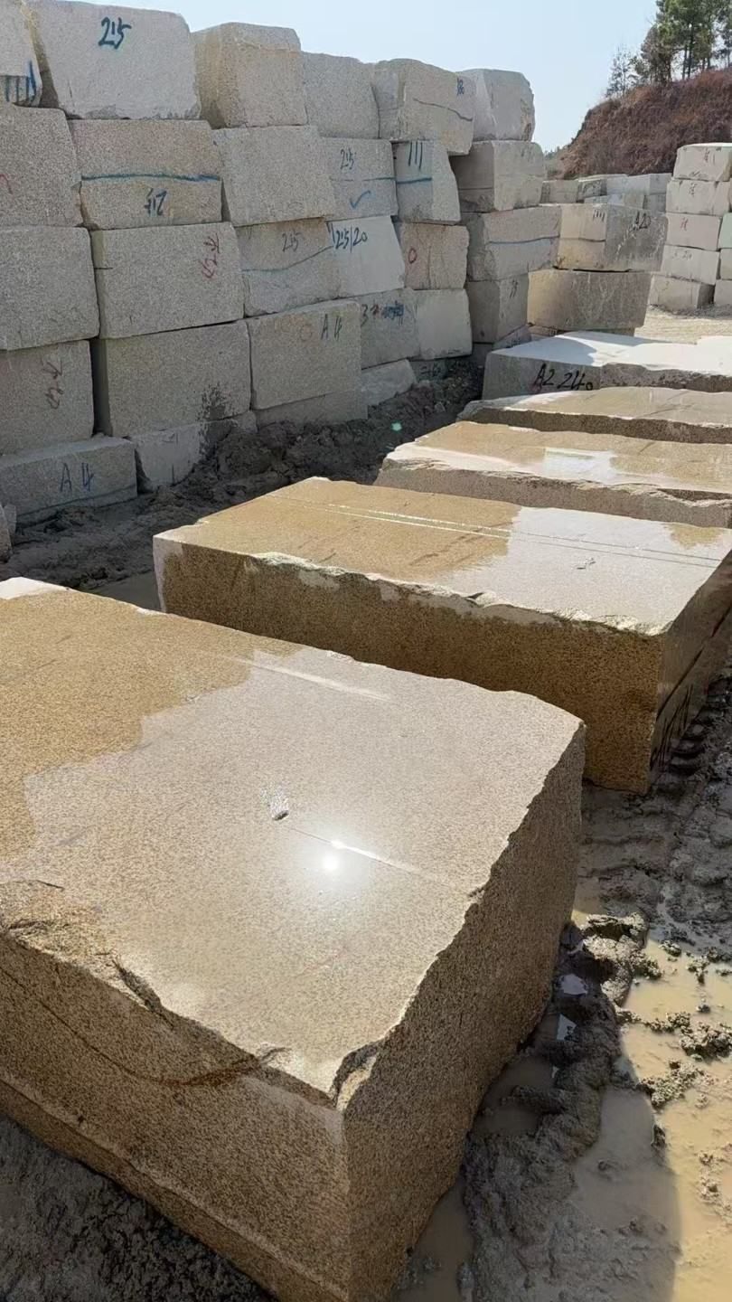 酒泉 黄金麻方料堆场洗料分选中，原材料充足