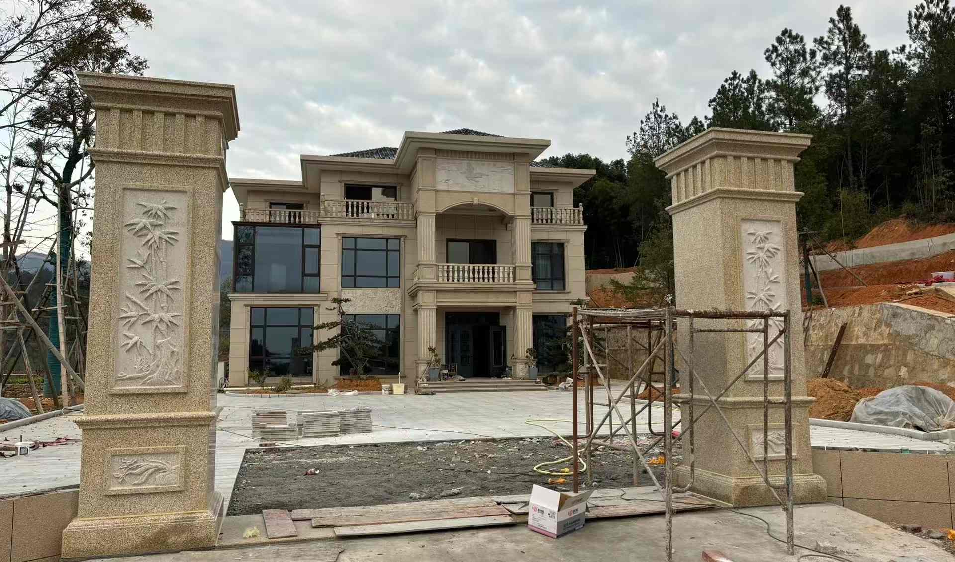 酒泉 黄金麻花岗岩别墅雕花外墙干挂配上门口雕花罗马柱