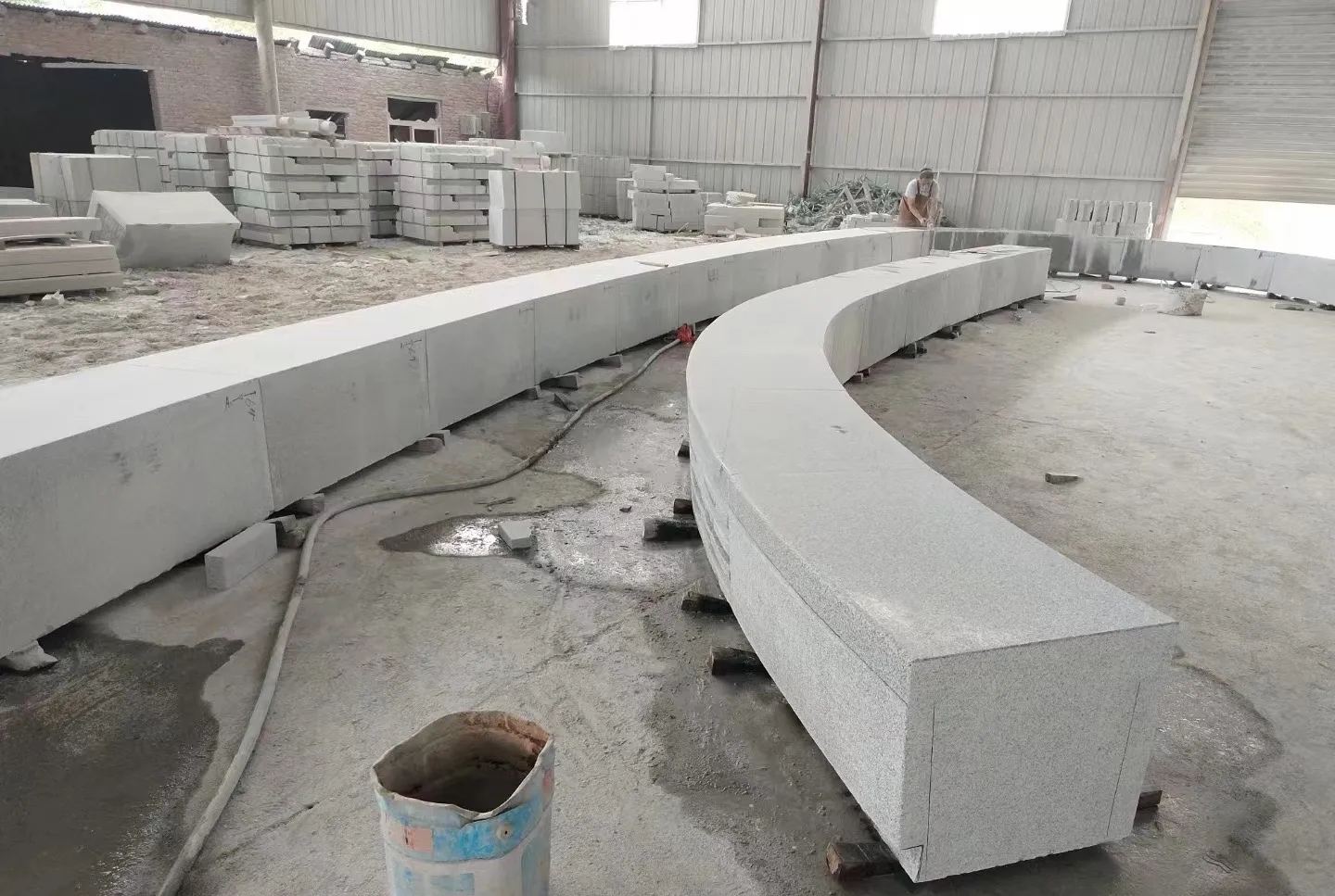 酒泉芝麻白花岗岩石板材 园林光面弧形坐凳