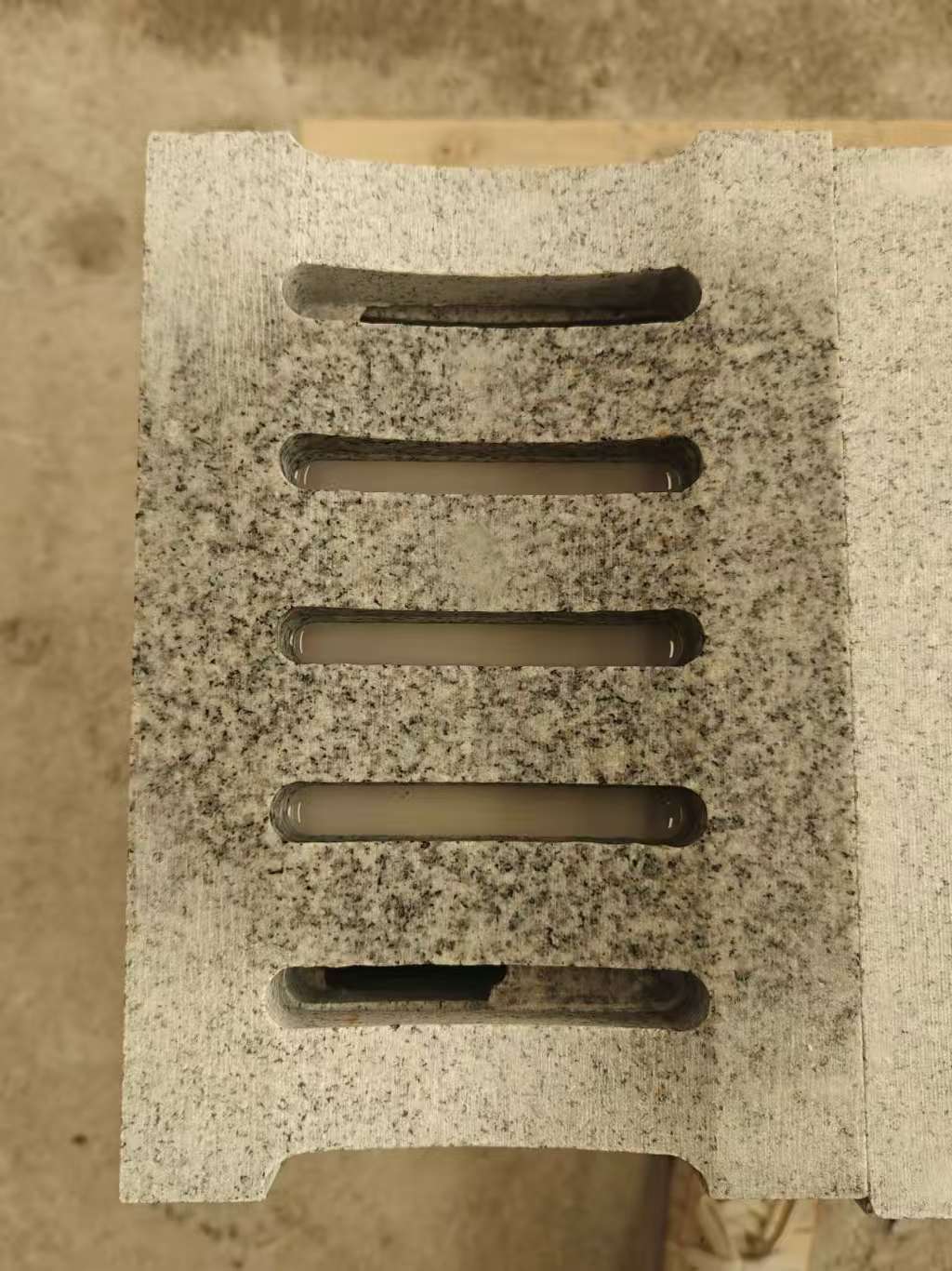 酒泉 芝麻白拉丝面花岗岩U型开槽排水槽