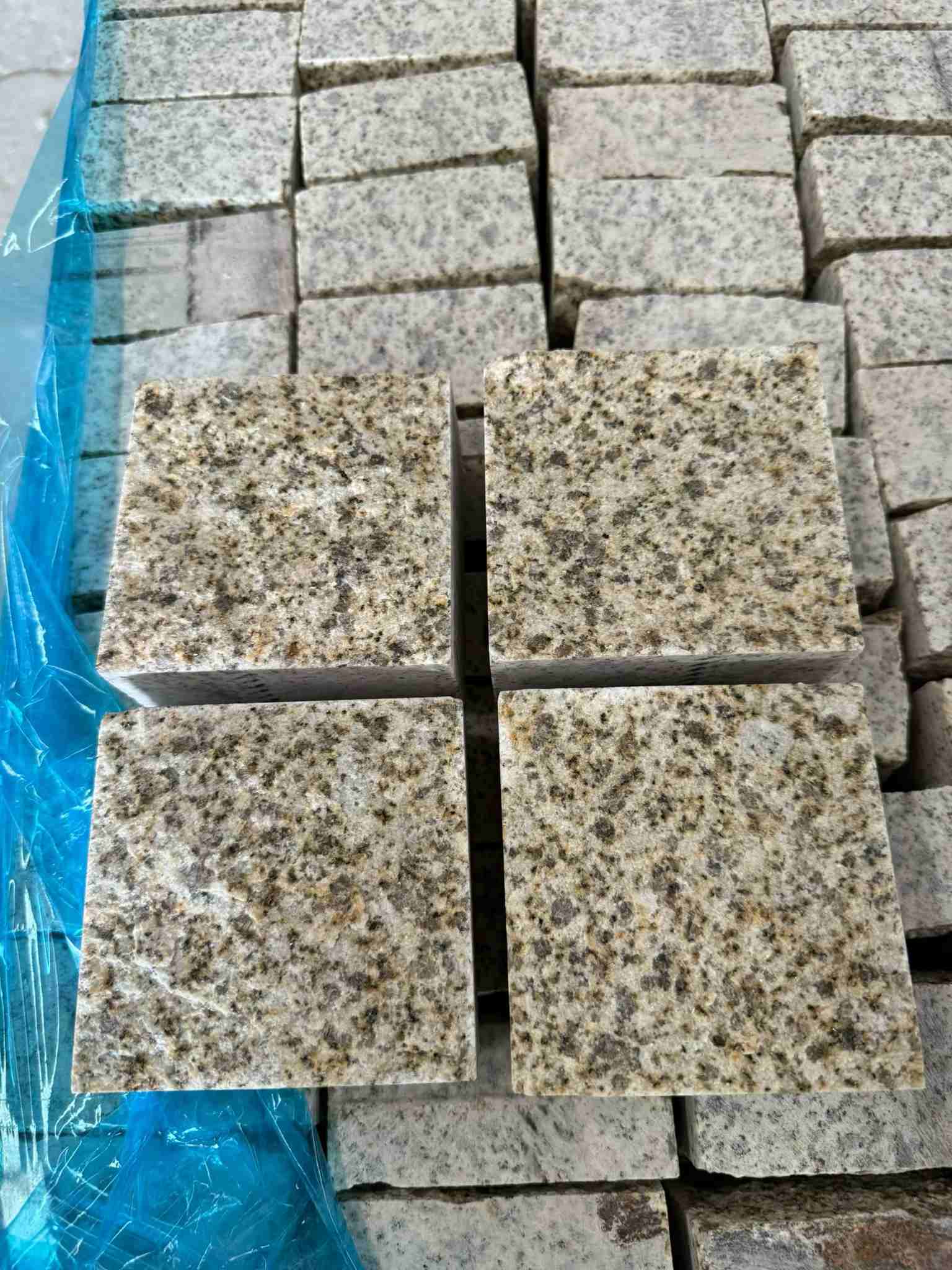 酒泉 黄金麻花岗岩自然面小方块，弹石，马蹄石等