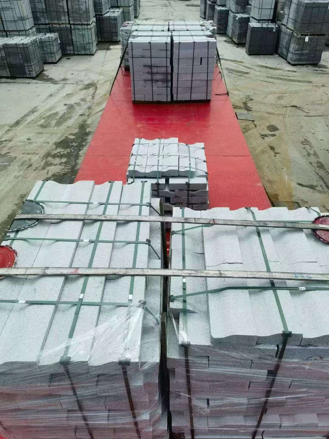 酒泉 芝麻白仿形加直形路沿石出货日常