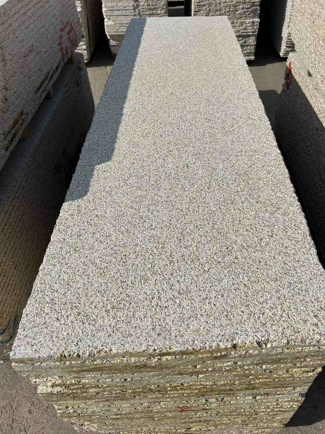 酒泉 黄金麻花岗岩荔枝面毛板，半成品