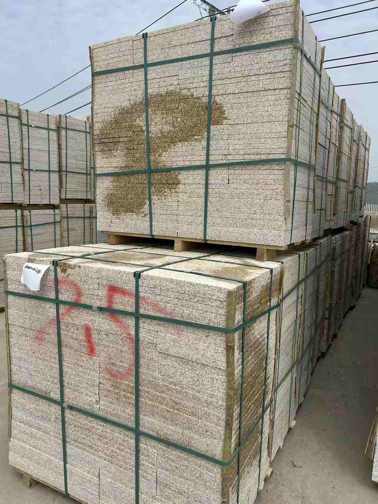 酒泉 黄金麻花岗岩石材荔枝面地铺石2.5*300*600