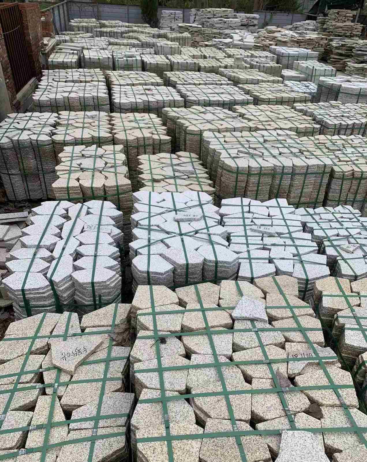 酒泉 黄金麻白麻花岗岩荔枝面地铺石(冰裂纹)