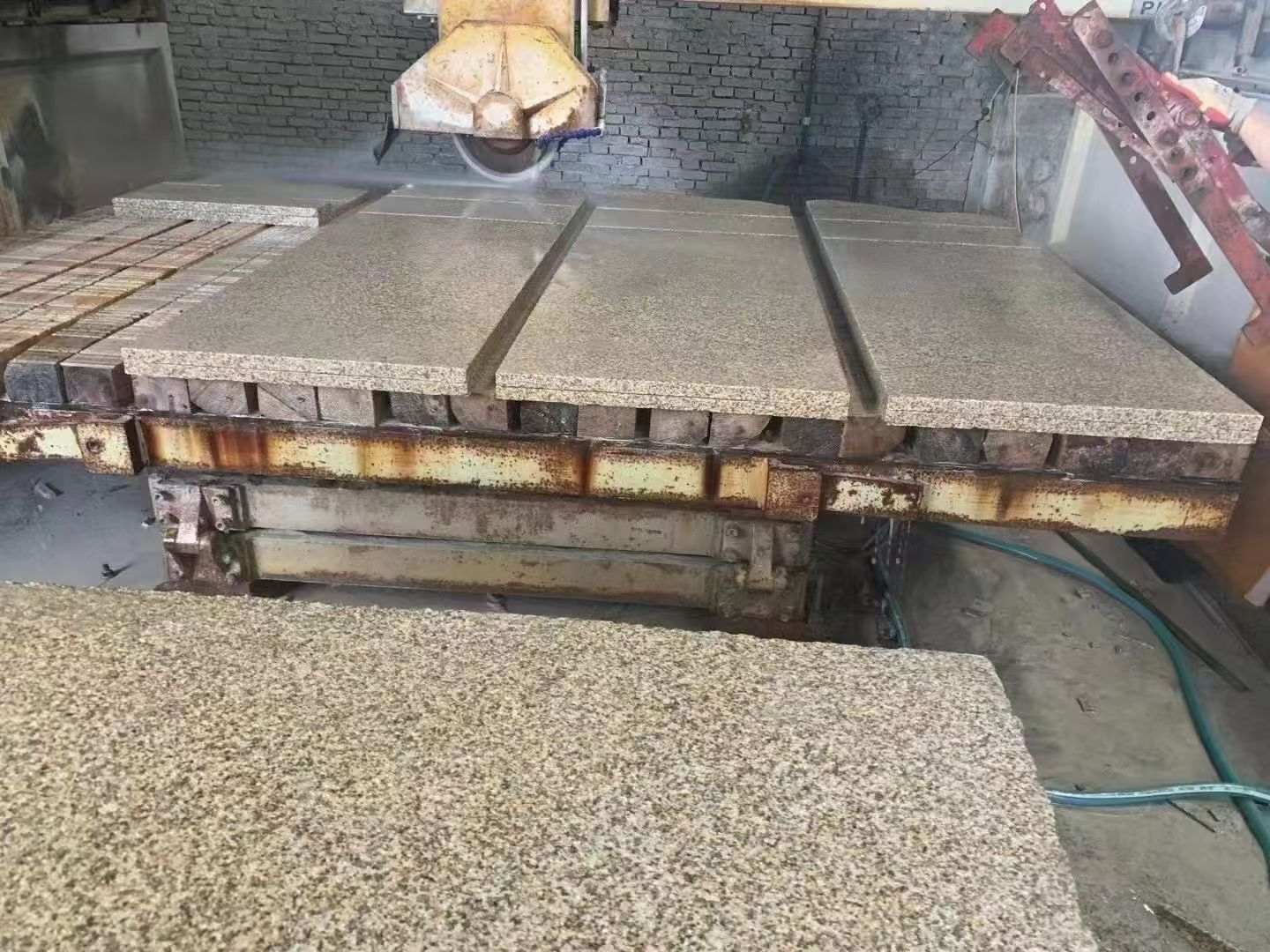 酒泉 黄金麻荔枝面成品板加工