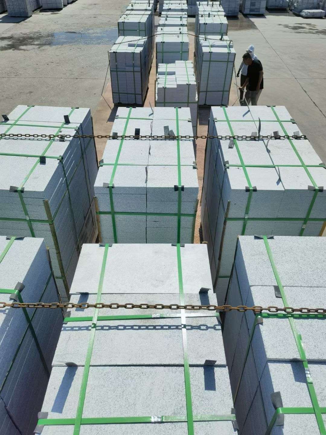 酒泉 芝麻白花岗岩5公分地铺石 花岗岩厂家工厂装车日常